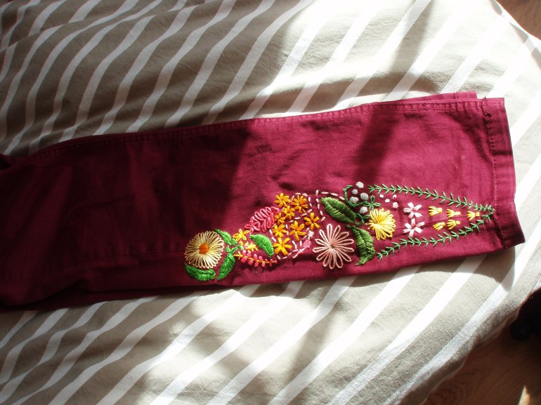 Customisation de pantalon : broderie&nbsp;traditionnelle